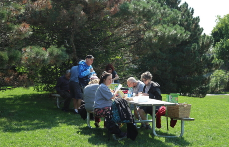 Highlight Vacations travelers enjoying a picnic lunch in the park